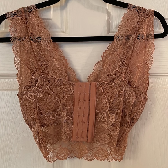 Lace crop tank (never worn) - Picture 3 of 3